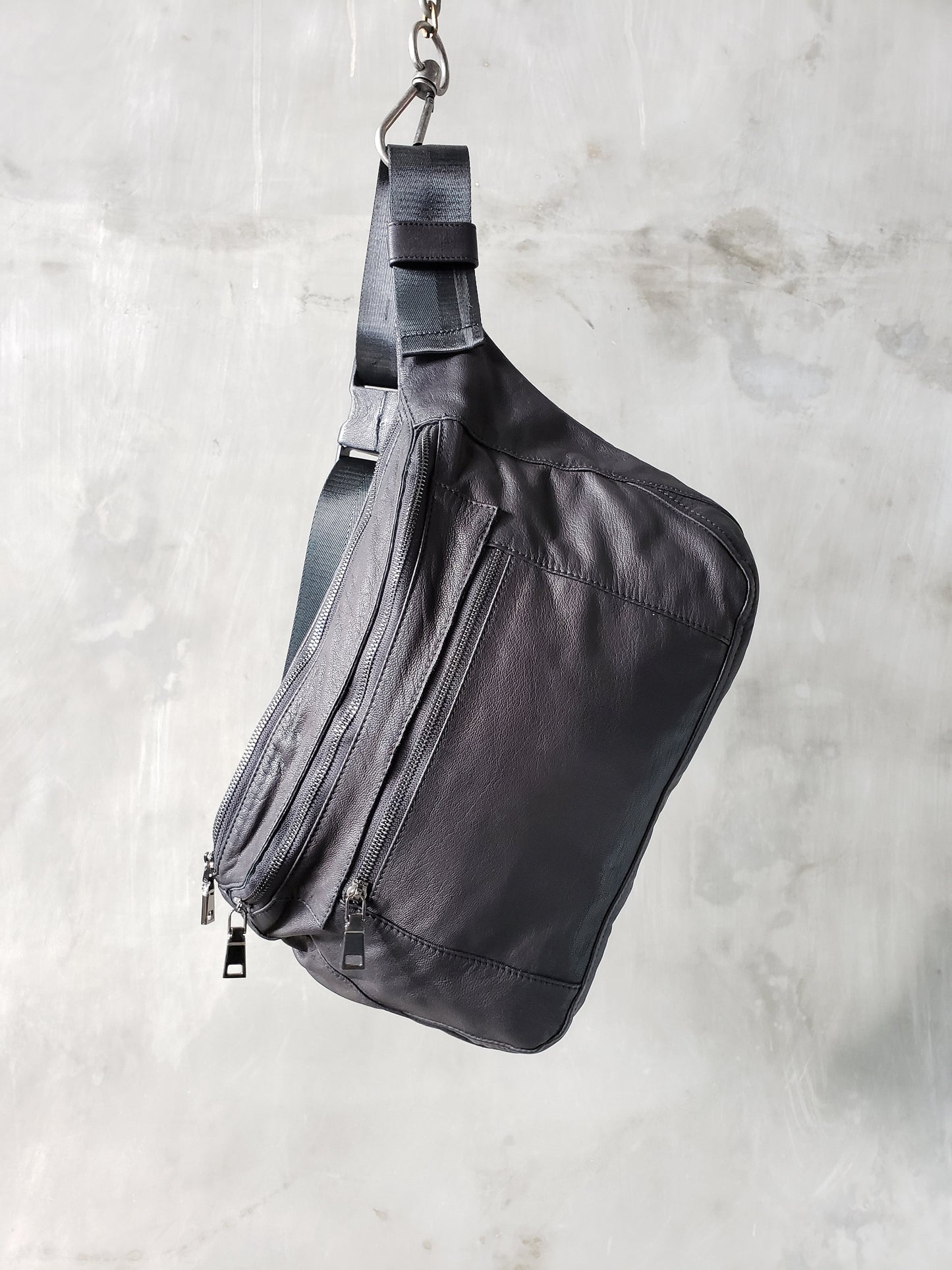 Traveler Black Leather Crossbody Messenger Bag